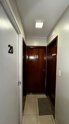 Habitación económica, 3 habitaciones, baño compartido, vistas a la ciudad | Zona de estar | Smart TV de 32 pulgadas con canales digitales