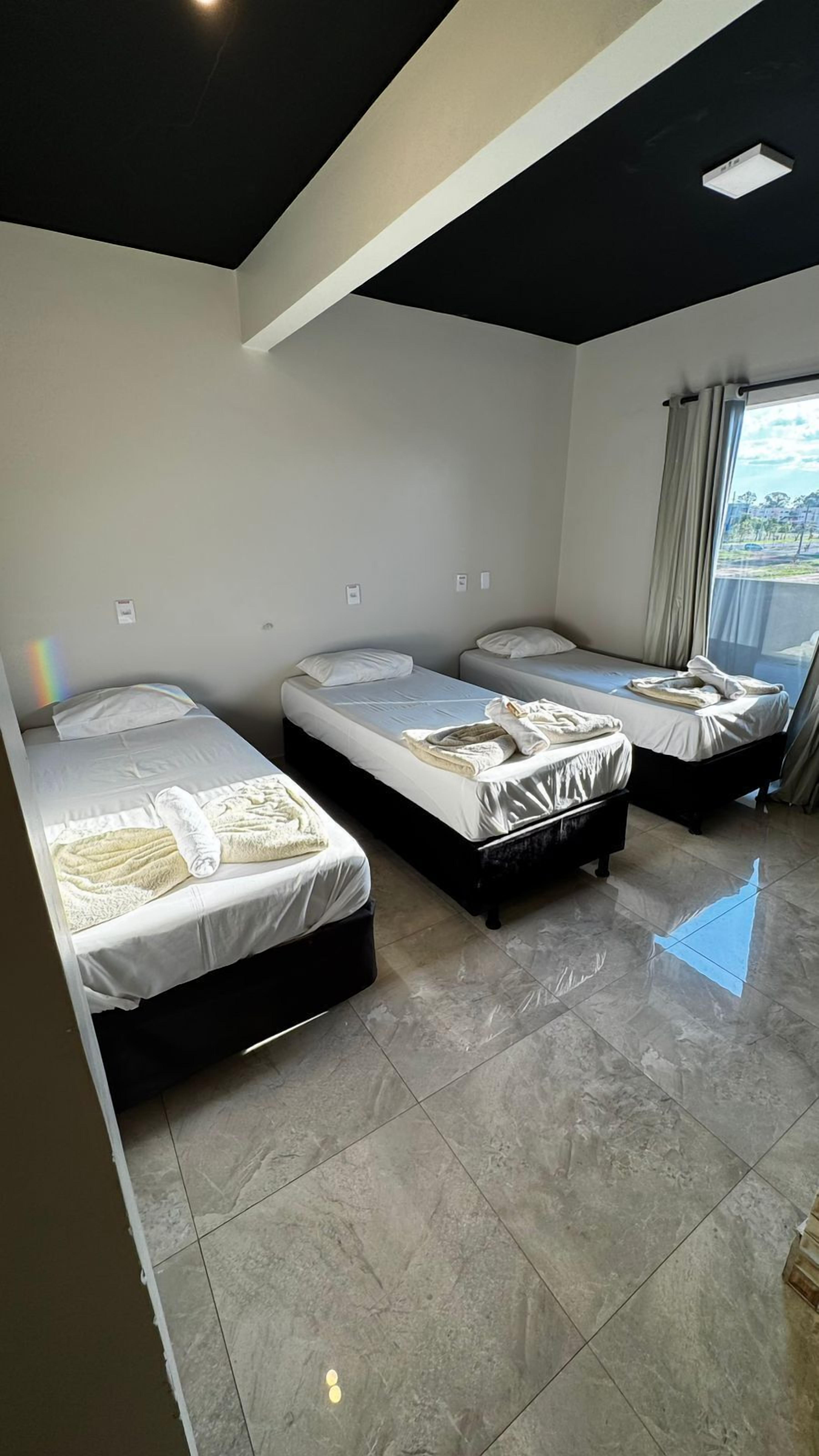 Habitación Business triple | Ropa de cama de alta calidad, colchones Select Comfort, minibar