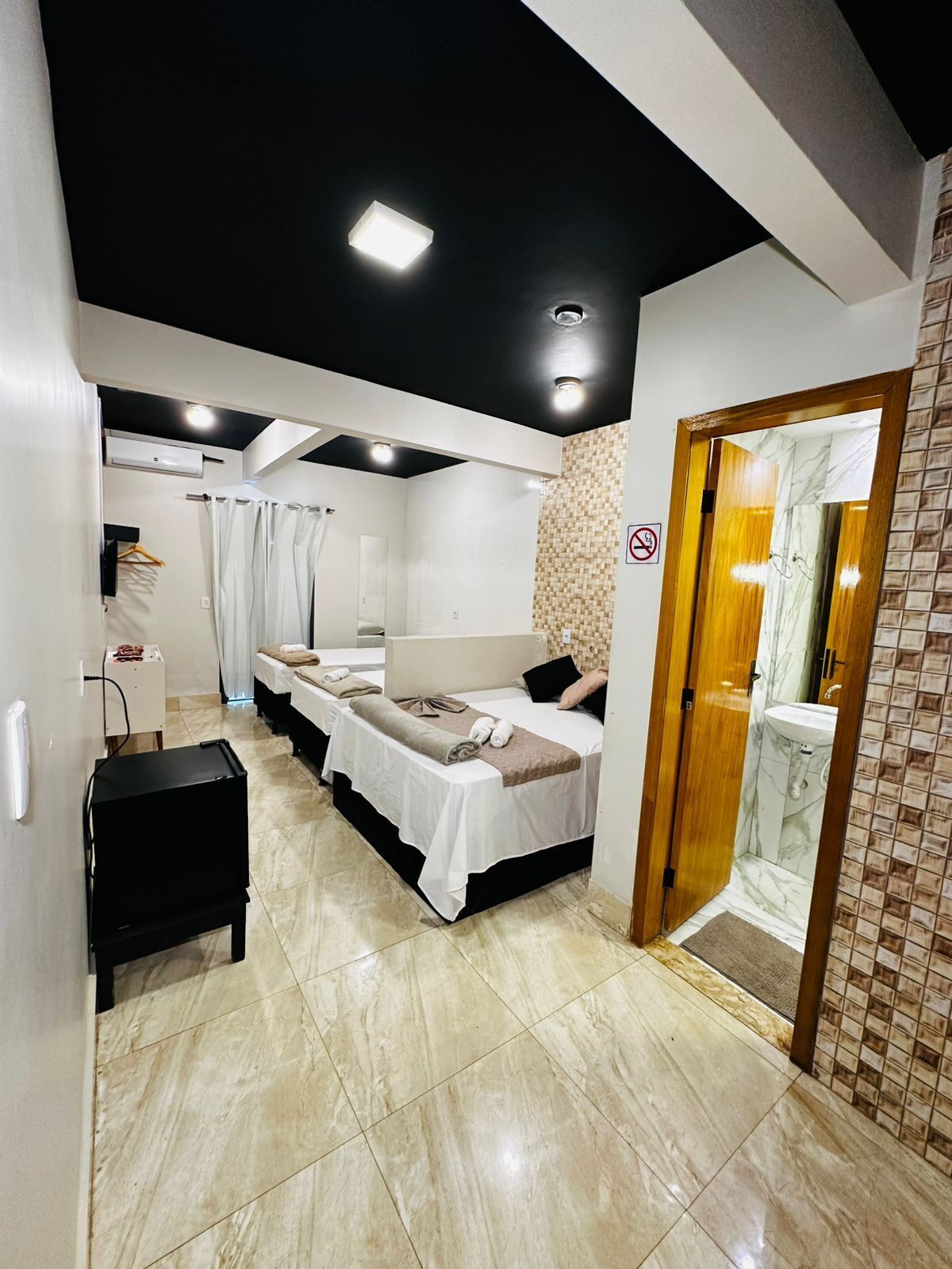 Quarto quádruplo família | Roupas de cama premium, camas Select Comfort, frigobar