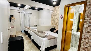 Quarto quádruplo família | Roupas de cama premium, camas Select Comfort, frigobar