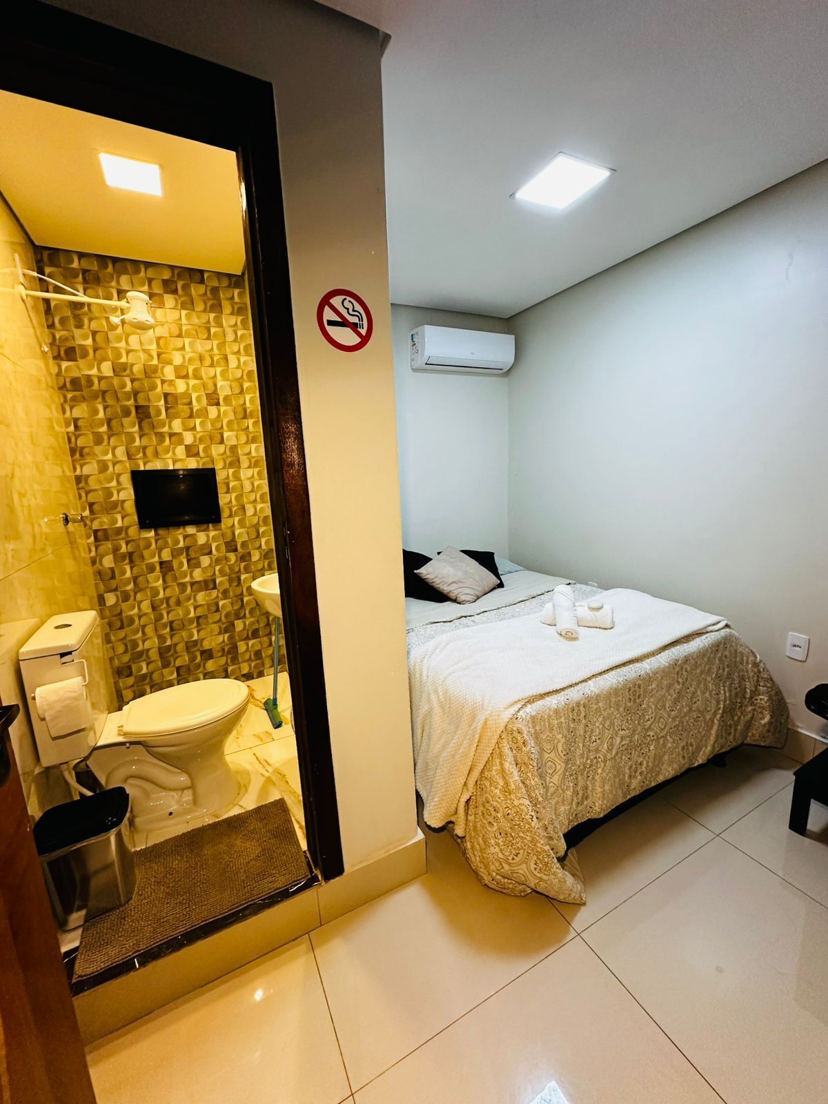 Quarto econômico, 1 quarto, para não fumantes, sem janelas | Banheiro | Chuveiro, secador de cabelo (mediante solicitação), toalhas de banho 