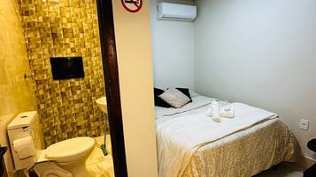 Quarto econômico, 1 quarto, para não fumantes, sem janelas | Banheiro | Chuveiro, secador de cabelo (mediante solicitação), toalhas de banho