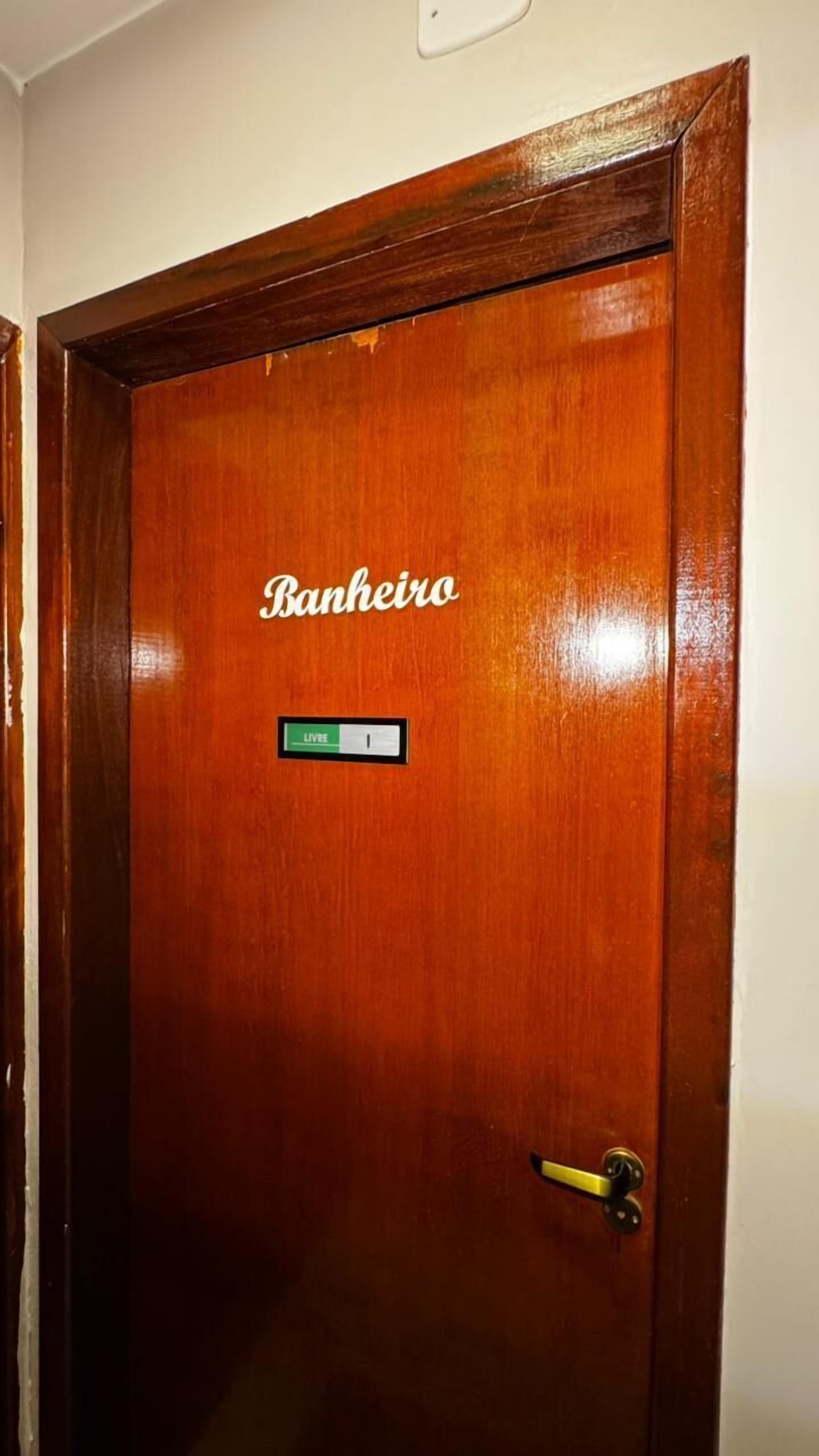 Quarto econômico, 3 quartos, banheiro compartilhado, vista para a cidade | Banheiro | Chuveiro, secador de cabelo (mediante solicitação), toalhas de banho 