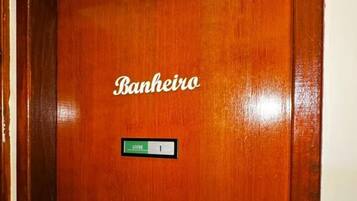 Quarto econômico, 3 quartos, banheiro compartilhado, vista para a cidade | Banheiro | Chuveiro, secador de cabelo (mediante solicitação), toalhas de banho