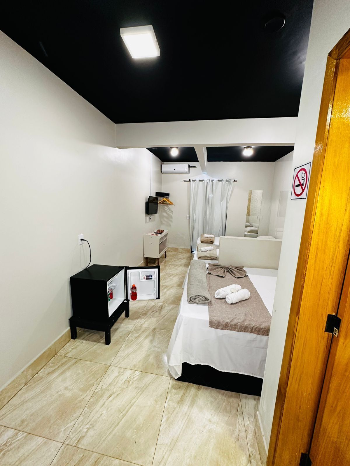 Quarto quádruplo família | Roupas de cama premium, camas Select Comfort, frigobar