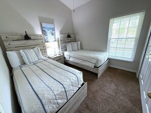 3 habitaciones, tabla de planchar con plancha, wifi y ropa de cama 