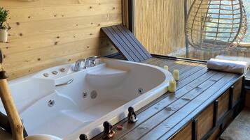 Honeymoon-Chalet | 1 Schlafzimmer, hochwertige Bettwaren, Minibar, individuell dekoriert