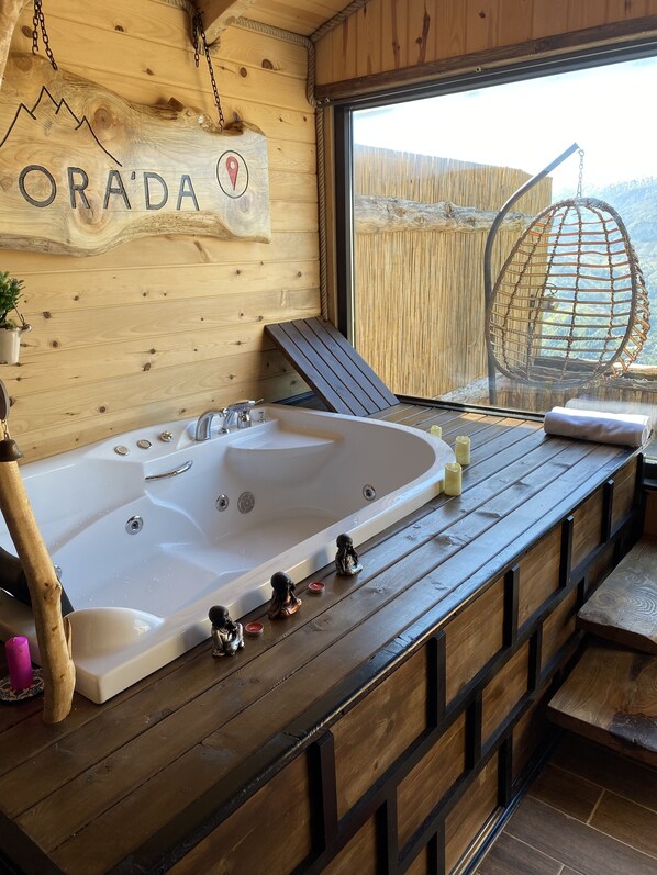 Honeymoon-Chalet | 1 Schlafzimmer, hochwertige Bettwaren, Minibar, individuell dekoriert