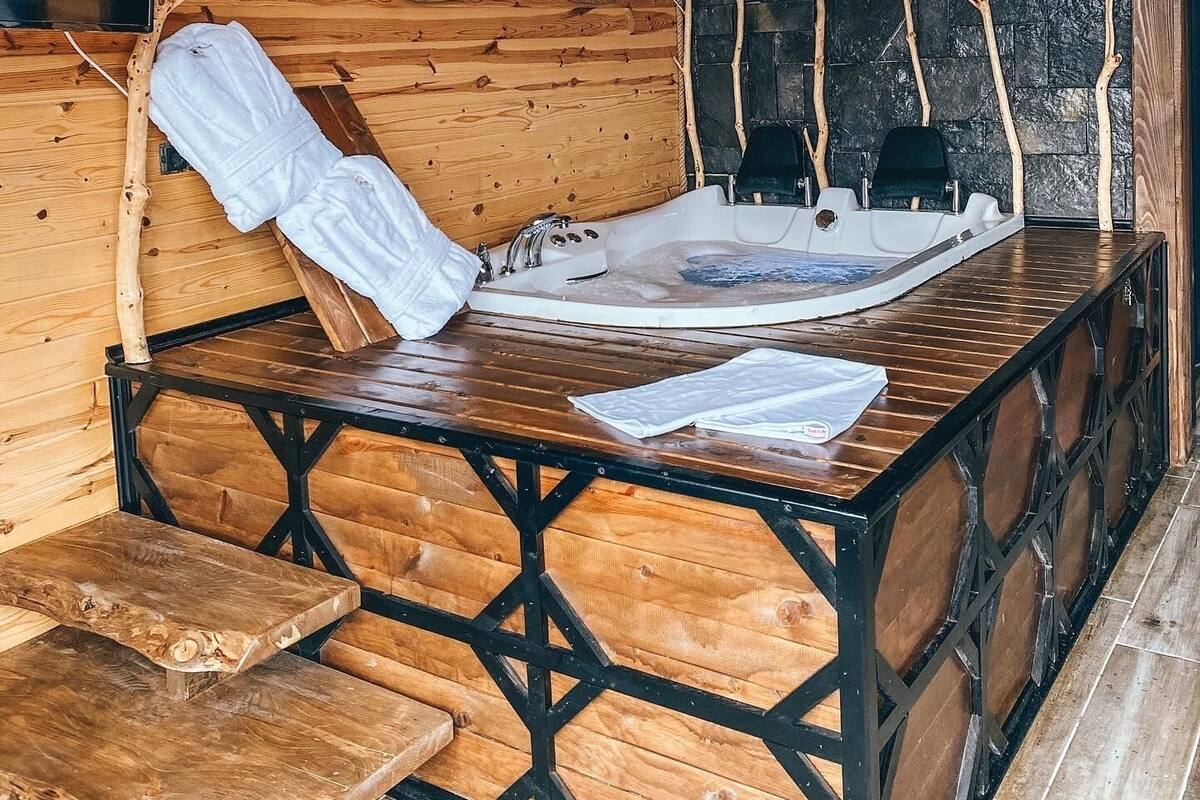 Hochwertige Bettwaren, Minibar, individuell dekoriert, Schreibtisch