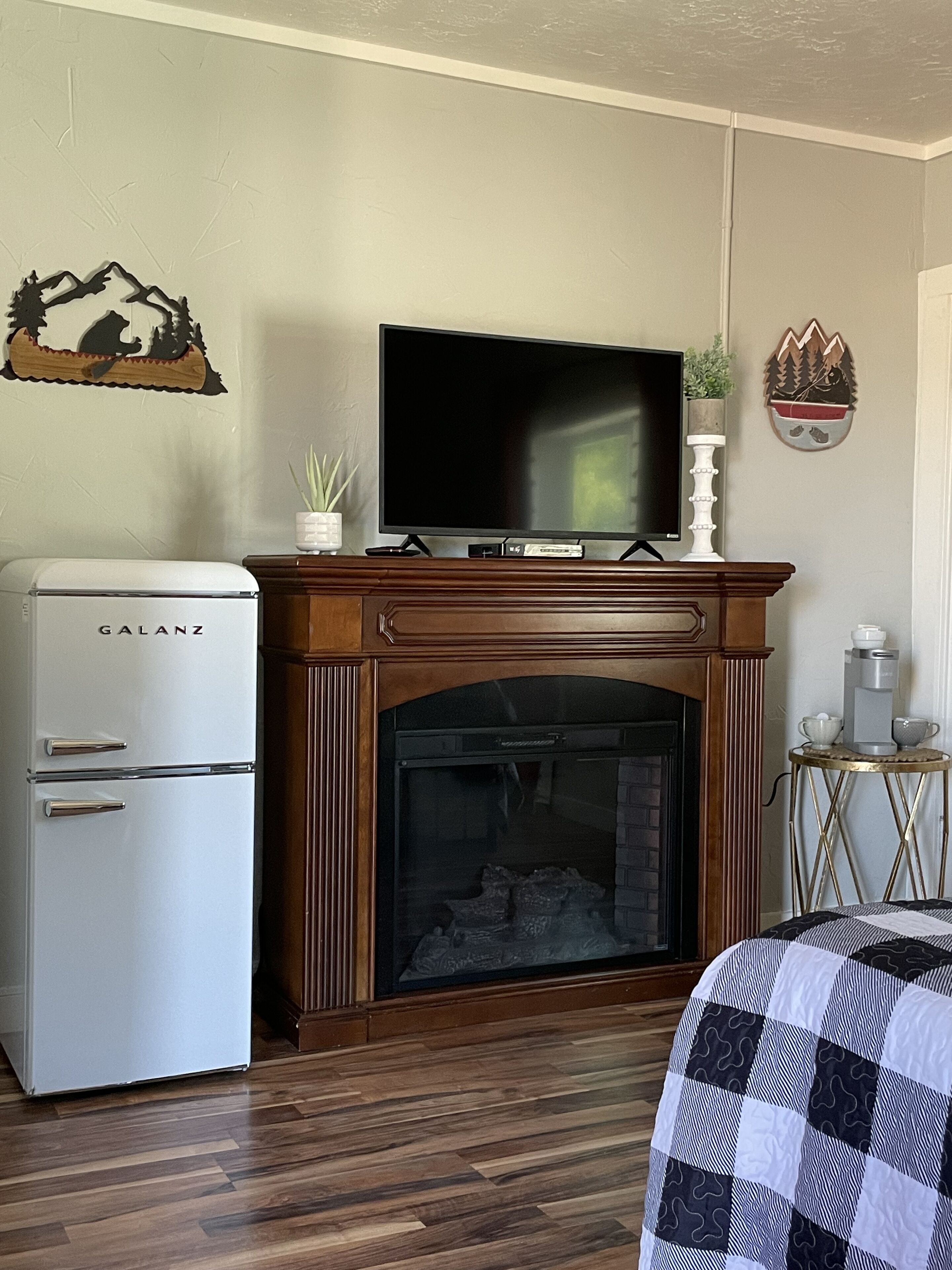 1 bedroom, egyptian cotton sheets, premium bedding, memory-foam beds