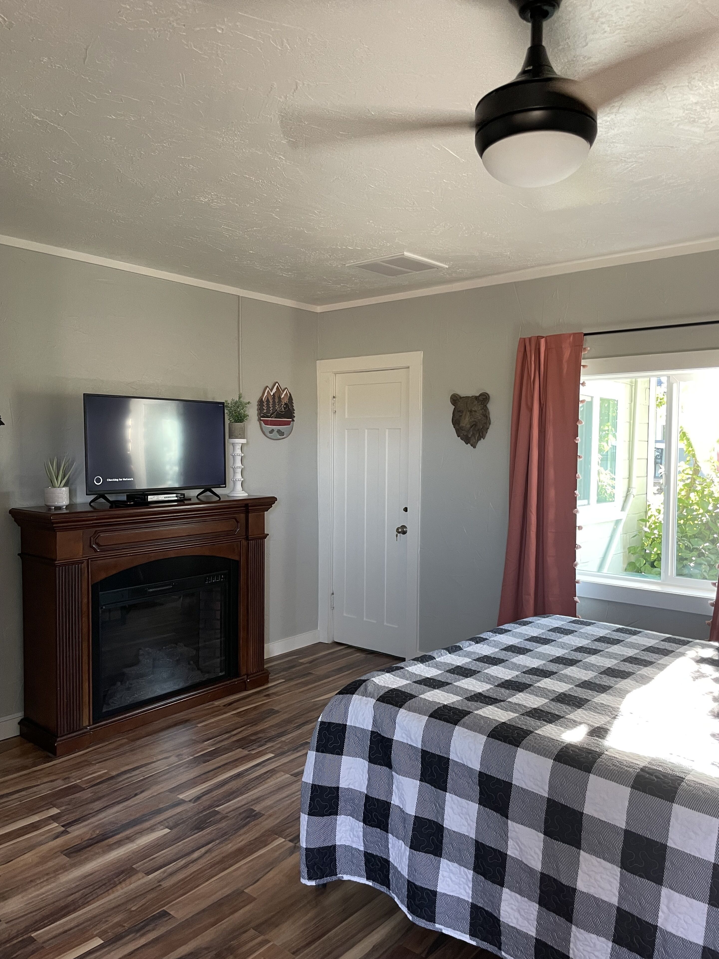 1 bedroom, egyptian cotton sheets, premium bedding, memory-foam beds