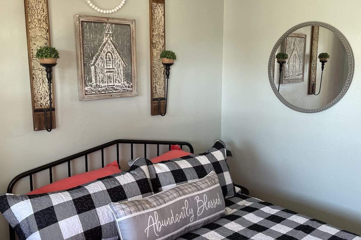 1 bedroom, egyptian cotton sheets, premium bedding, memory-foam beds