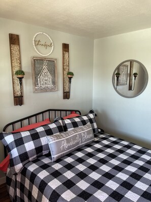 Egyptian cotton sheets, premium bedding, memory-foam beds, bed sheets - Millz Manor at Fall River Millz (Fall River Mills)