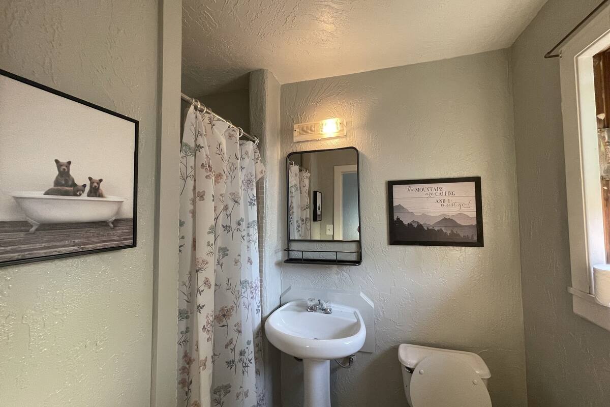 1 bedroom, egyptian cotton sheets, premium bedding, memory-foam beds