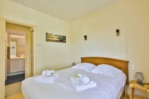 3 habitaciones, tabla de planchar con plancha y cuna de viaje 