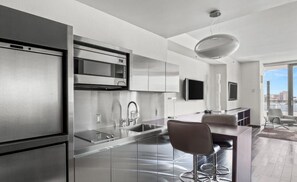 Fridge, microwave, stovetop, dishwasher