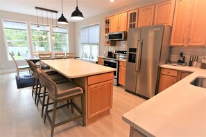 Køleskab, mikrobølgeovn, ovn, kogeplade