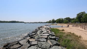 靠近海滩、沙滩椅、沙滩毛巾