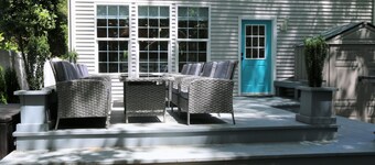 Captain's Retreat! Newly Renovated - few steps from the beach!