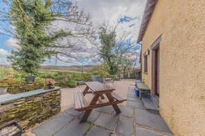 Outdoor dining - Millers Cottage - converted barn on working Lake District farm (Woodland)