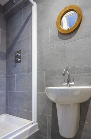 Combined shower/bathtub, hair dryer, towels - Netherbeck Cottage - village location - hot tub (Coniston)