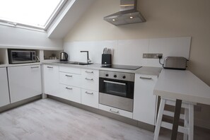 ثلاجة، ميكروويف، فرن، موقد طهي مسطح