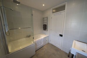 Combined shower/tub, hair dryer, towels