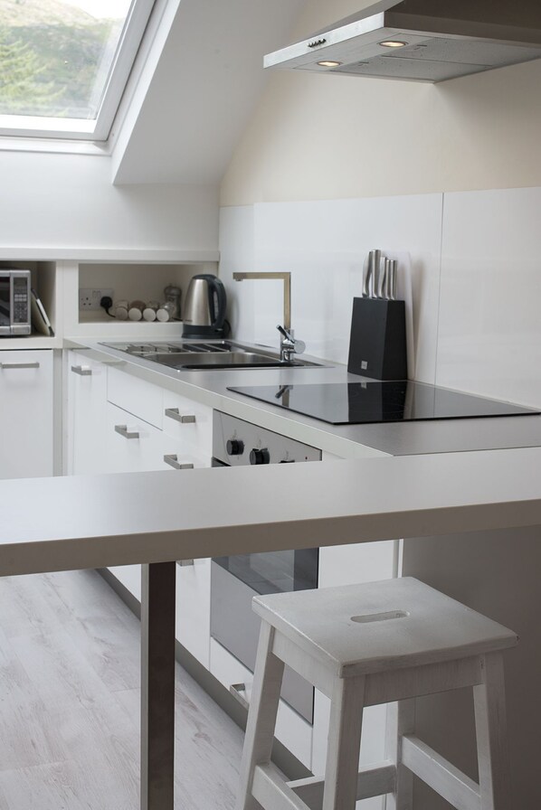 Refrigerador, microondas, horno, placa de cocina