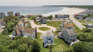 Une zone résidentielle côtière comprenant des maisons, une plage et une route menant à la plage.