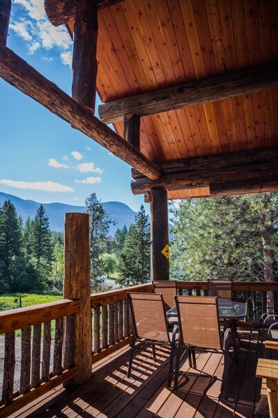 Martin City Log Cabin, just a hop away from Glacier National Park