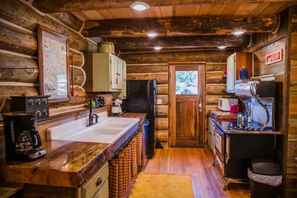 Kjøleskap, kokeplater, oppvaskmaskin og kaffetrakter/tekoker