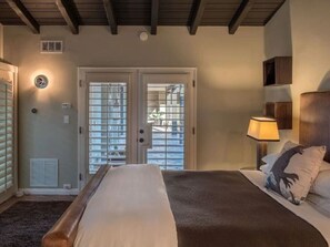 5 Schlafzimmer, Schreibtisch, Bügeleisen/Bügelbrett, WLAN