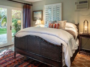 5 bedrooms, desk, iron/ironing board, WiFi