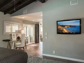 5 bedrooms, desk, iron/ironing board, WiFi