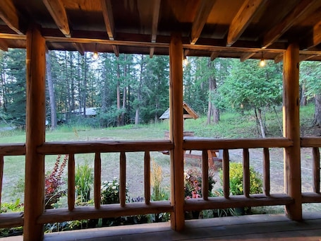 Property grounds. Cabin in the woods, ideal for long stays.