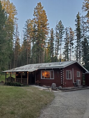 Exterior - Cabin in the woods, ideal for long stays.   (Eureka)