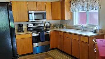 Geladeira, micro-ondas, fogão, cooktop
