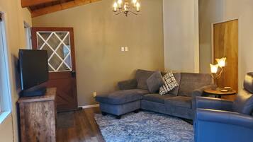 Smart-TV, DVD-spiller, bøker og filmbibliotek