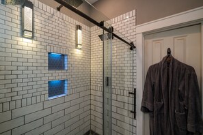 Ducha y bañera combinadas, bañera de hidromasaje y secador de pelo
