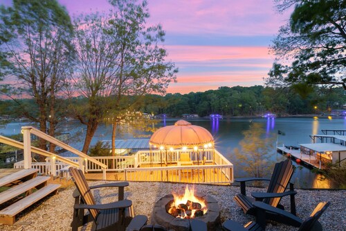 AMAZING COVE! 3 Bed/2Ba Lakefront Home - Hot Tub, Smart TVs, EV Charger, Firepit