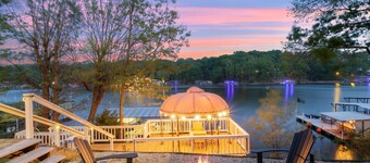 AMAZING COVE! 3 Bed/2Ba Lakefront Home - Hot Tub, Smart TVs, EV Charger, Firepit