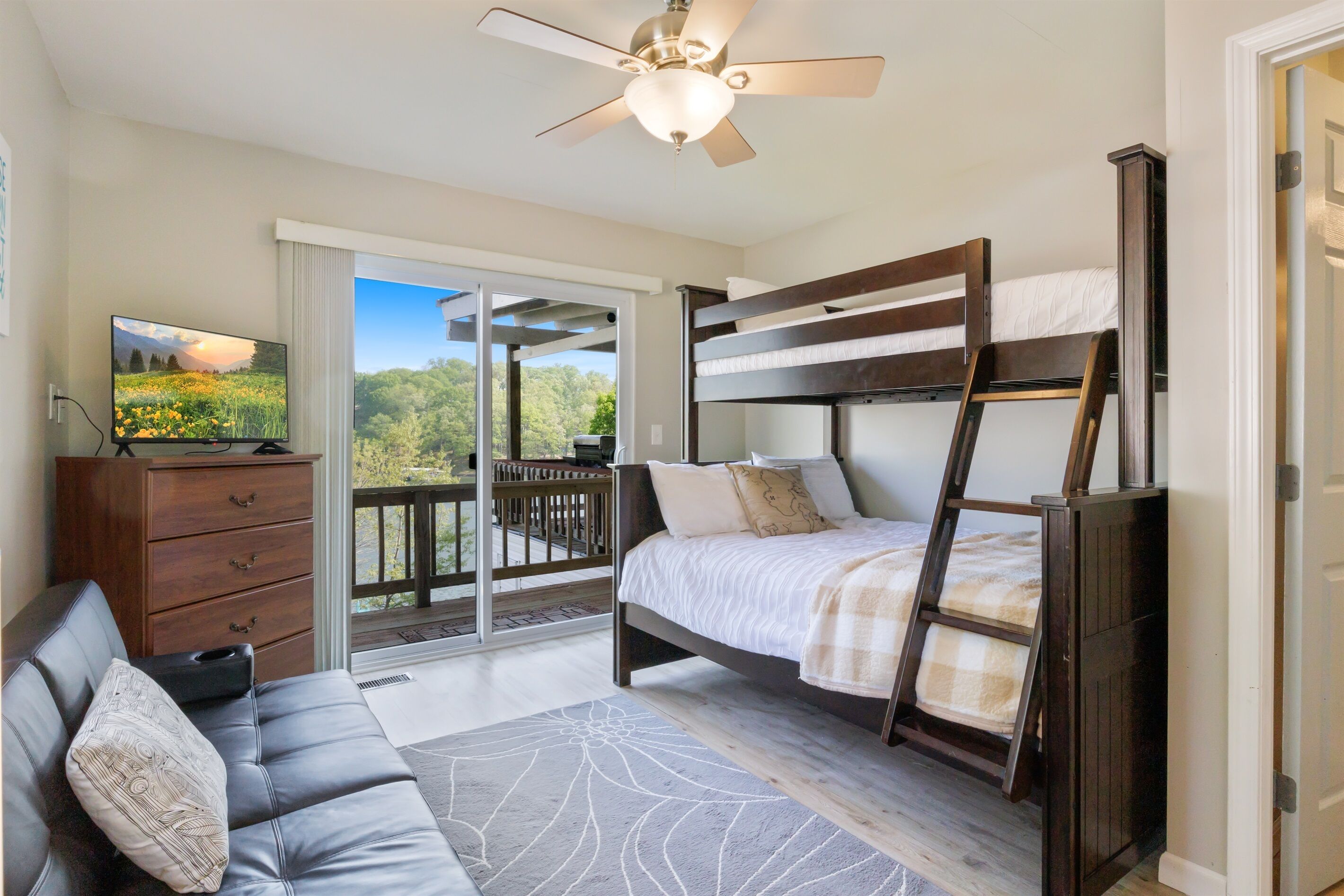 3 chambres, bureau, fer et planche à repasser, lit parapluie