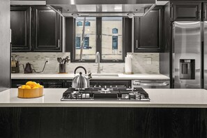 Fridge, microwave, oven, stovetop - Spacious 3b/3b Mediterranean in White Plains (White Plains)