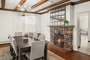 Dining - Spacious 3b/3b Mediterranean in White Plains (White Plains)