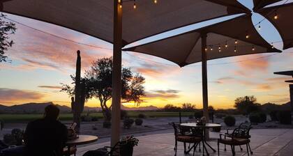 Sunny & Spacious * Refreshing Pool * Walk to the Lakes & Parks!