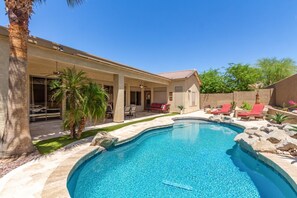 A heated pool - Sunny & Spacious * Heated Pool (fee incl) * Walk to the Lakes & Parks! (Goodyear)