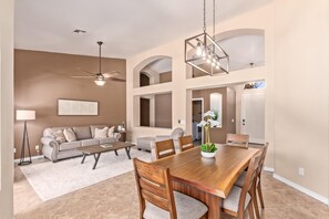 Smart TV - Sunny & Spacious * Heated Pool (fee incl) * Walk to the Lakes & Parks! (Goodyear)