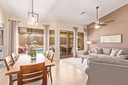 Sunny & Spacious * Heated Pool (fee incl) * Walk to the Lakes & Parks!