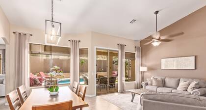 Sunny & Spacious * Heated Pool (fee incl) * Walk to the Lakes & Parks!