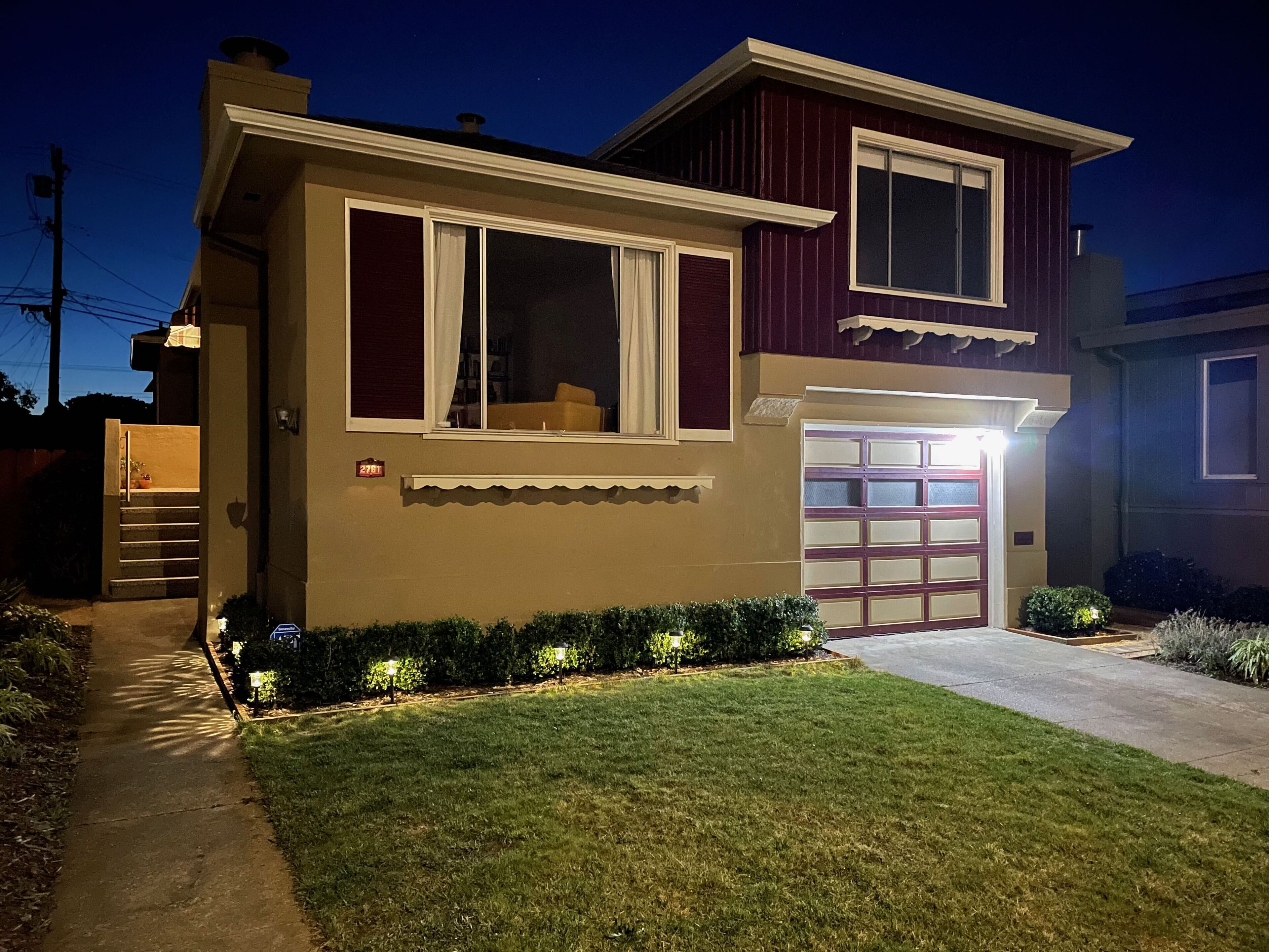 Spacious 3br home with yard, deck & sunset views ·